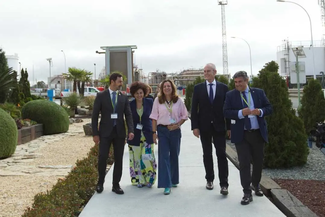 21/10/2025 Huelva.- Educaci&oacute;n.- Unos 140 estudiantes de FP completar&aacute;n su formaci&oacute;n en empresas de la industria qu&iacute;mica de Huelva.

La consejera de Desarrollo Educativo y Formaci&oacute;n Profesional, Mar&iacute;a del Carmen Castillo, ha visitado este martes las instalaciones de Enag&aacute;s, empresa de la Asociaci&oacute;n de Industrias Qu&iacute;micas, B&aacute;sicas y Energ&eacute;ticas de Huelva (Aiqbe) donde alumnos completan su formaci&oacute;n. As&iacute;, este curso unos 140 alumnos de 14 centros docentes realizar&aacute;n su formaci&oacute;n en 14 empresas de la industria qu&iacute;mica de Huelva.

POLITICA ANDALUC&Iacute;A ESPA&Ntilde;A EUROPA SOCIEDAD HUELVA EDUCACI&Oacute;N
JUNTA DE ANDALUC&Iacute;A