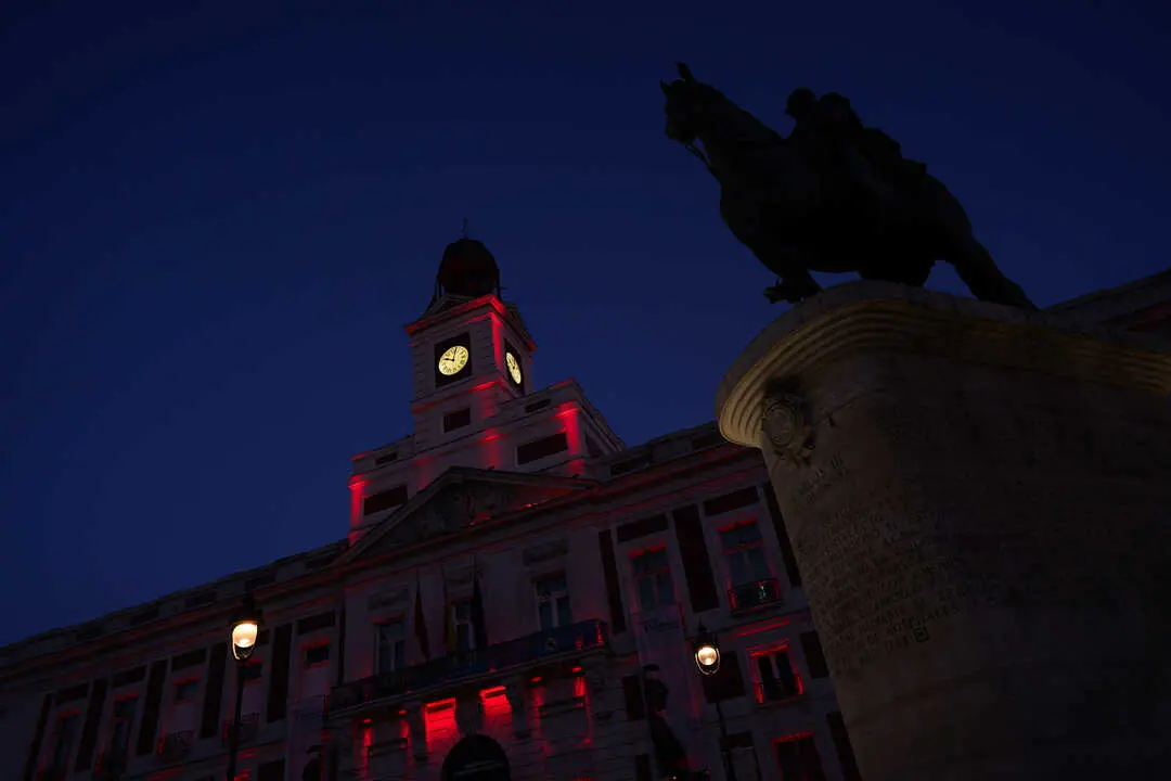 Fachada de la Real Casa de Correos iluminada. | Europa Press.