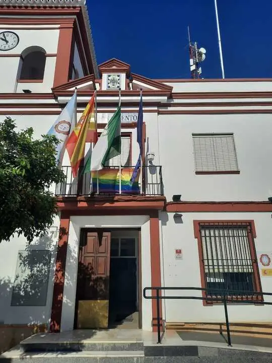 Fachada del Ayuntamiento de Benacaz&oacute;n.| AYTO BENACAZON