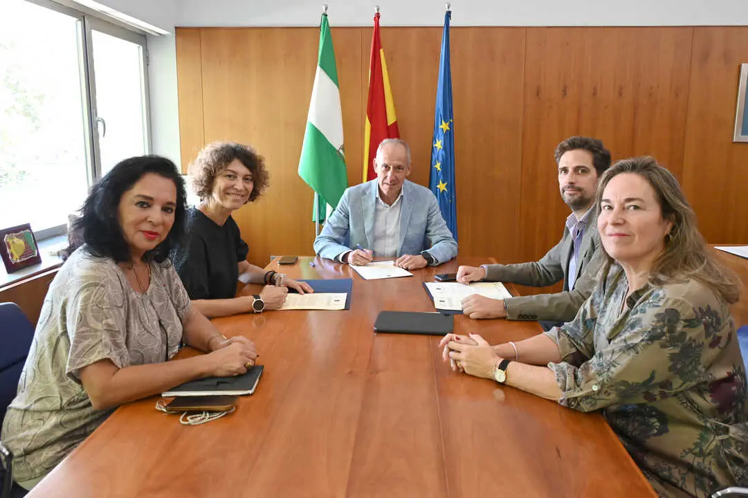 Reuni&oacute;n entre el alcalde de Tomares y la vicerrectora de la UPO.| AYTO TOMARES