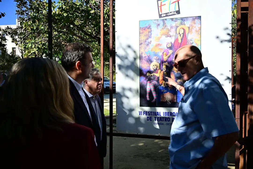 El alcalde, junto a Pepe Babl&eacute;, observa uno de los carteles que forman parte de la muestra. / Eulogio Garc&iacute;a