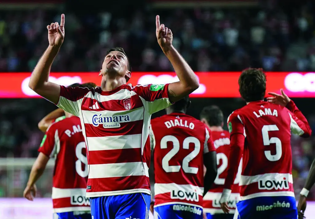 Rub&eacute;n Alcaraz celebra el &uacute;nico tanto logrado con la camiseta del Granada hasta la fecha, ante la Real B. / LALIGA