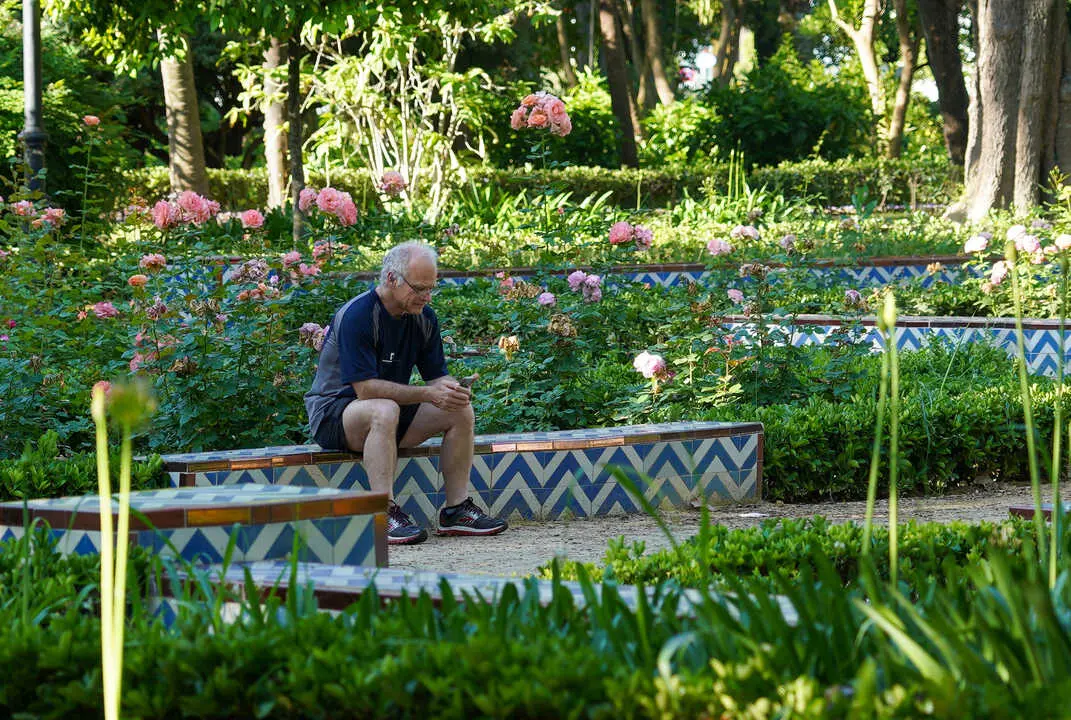 Un hombre descansa en un banco. | Europa Press.