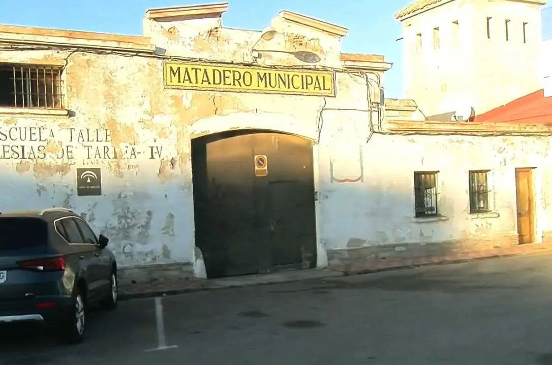 Fachada del antiguo matadero municipal, donde se construirá una de las promociones