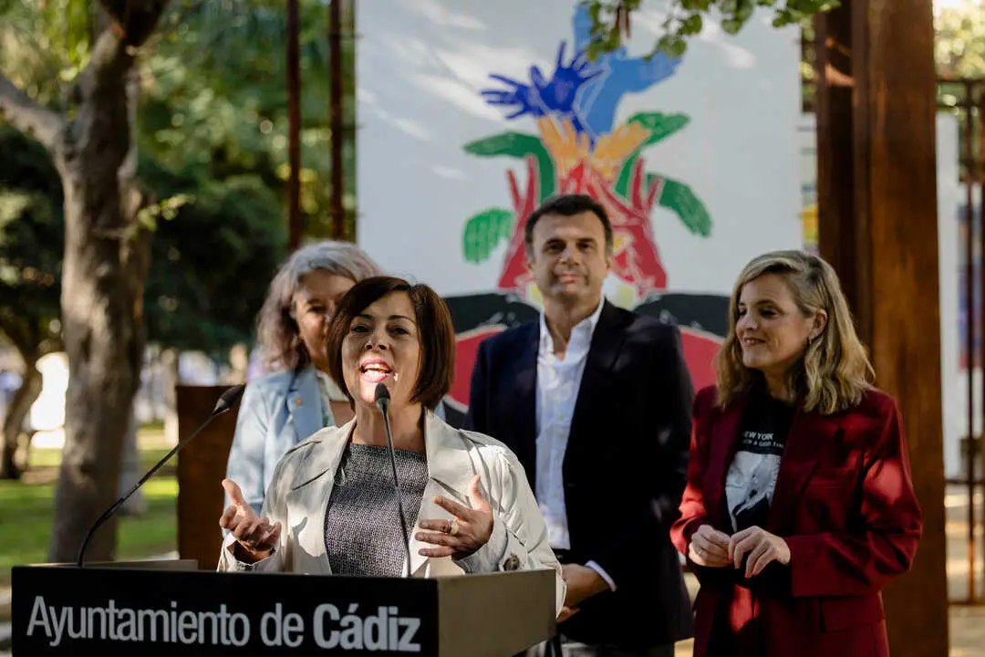 M&oacute;nica Yuste, en la inauguraci&oacute;n de la exposici&oacute;n '40 a&ntilde;os de FIT de C&aacute;diz'. / FIT de C&aacute;diz
