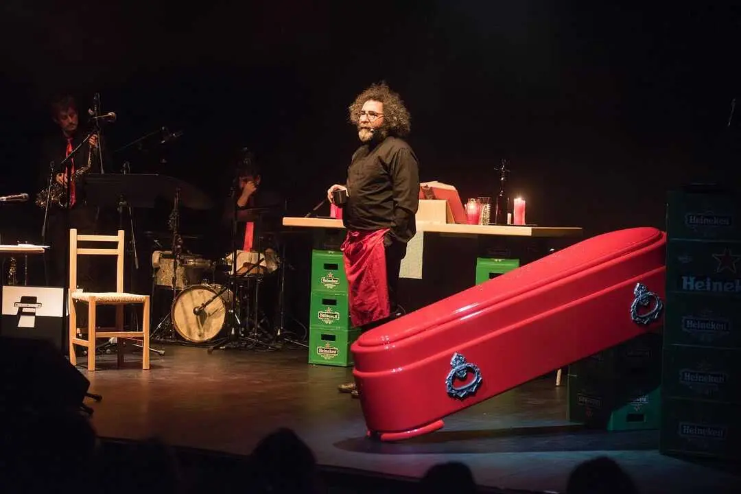 La obra 'El bar nuestro de cada d&iacute;a'. / Javier Blasco