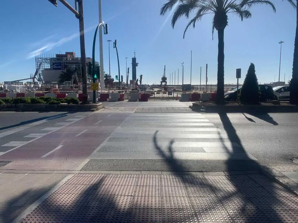 Paso de peatones desde el Parque Nicol&aacute;s Salmer&oacute;n al Puerto de Almer&iacute;a. | Europa Press.