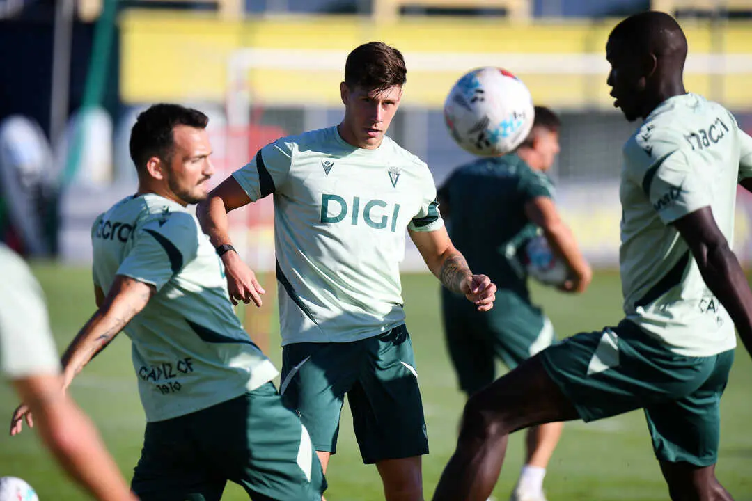 Iker Recio, con la mirada fija en el esf&eacute;rico en un entrenamiento de esta semana en El Rosal. / C&aacute;diz CF