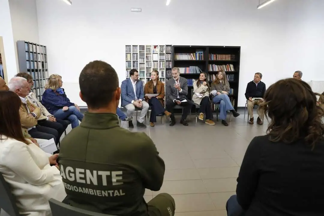 El presidente del Principado de Asturias, Adri&aacute;n Barb&oacute;n, ha participado en la reuni&oacute;n que los reyes, la Princesa de Asturias y la infanta Sof&iacute;a han mantenido con los alcaldes y alcaldesas de los concejos afectados por los incedios del pasado verano | PRINCIPADO DE ASTURIAS