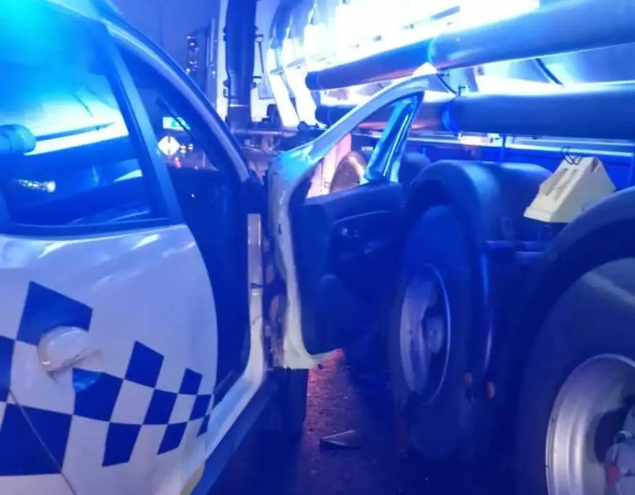 Choque del cami&oacute;n cisterna con el coche policial. | PoliciaLocalHuelvaNoOficial.