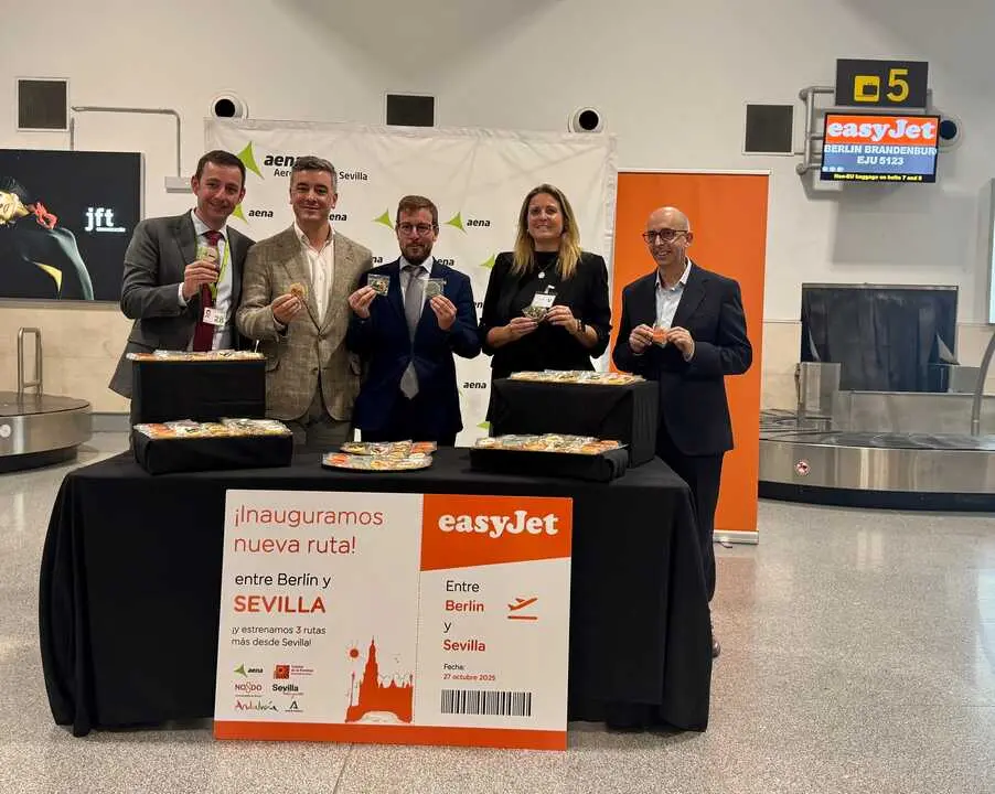 El acto inaugural tras la llegada del vuelo de Berl&iacute;n. | AYTO