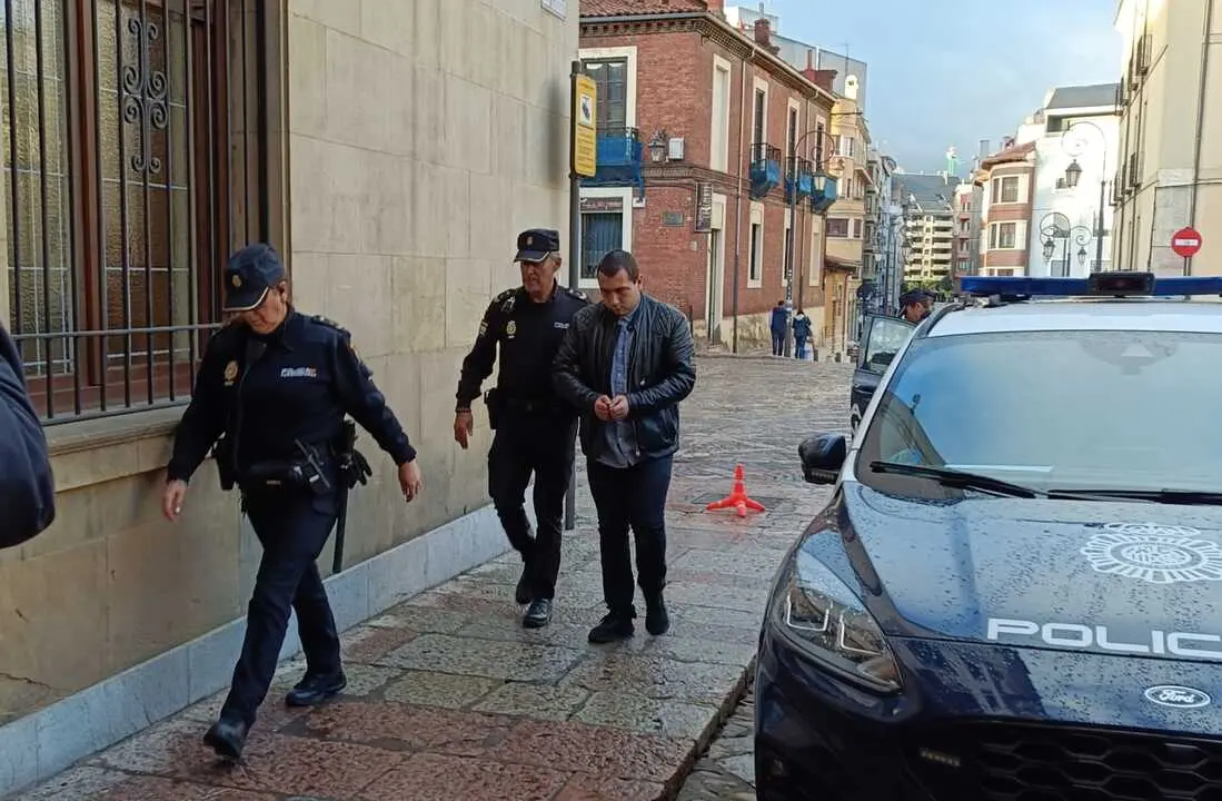 El acusado del crimen de M.S.T. A su llegada a la Audiencia Provincial de Le&oacute;n. | Europa Press.