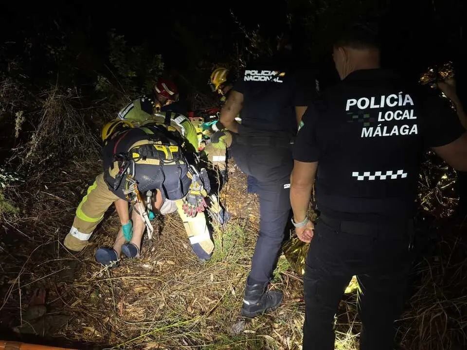 Intervenci&oacute;n para rescatar a una mujer octogenario en el distrito Este de M&aacute;laga. / POLIC&Iacute;A NACIONAL