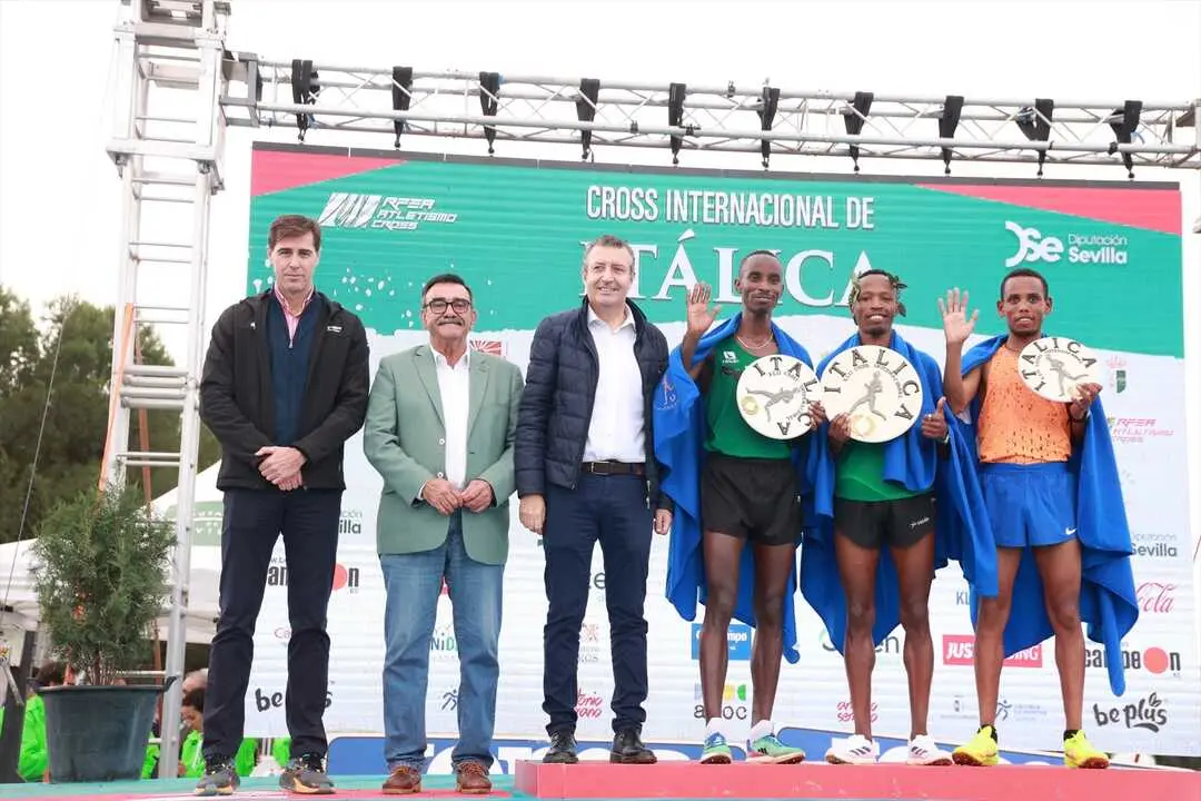Foto de familia con los ganadores de una de las ediciones del Cross de It&aacute;lica | DIPUTACI&Oacute;N DE SEVILLA