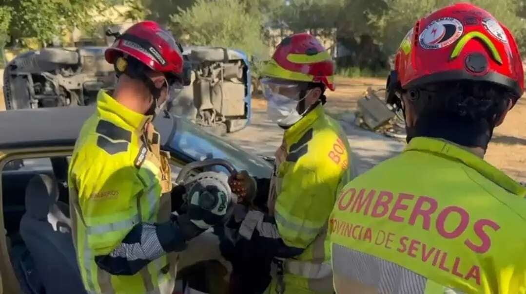 Bomberos de la provincia se forman en intervenciones en accidentes con veh&iacute;culos el&eacute;ctricos, h&iacute;bridos y de gas |&nbsp;DIPUTACI&Oacute;N DE SEVILLA