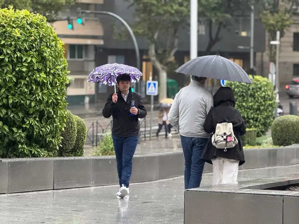 Jiennenses bajo las intensas lluvias de este mi&eacute;rcoles. - Foto: Esperanza Calzado.