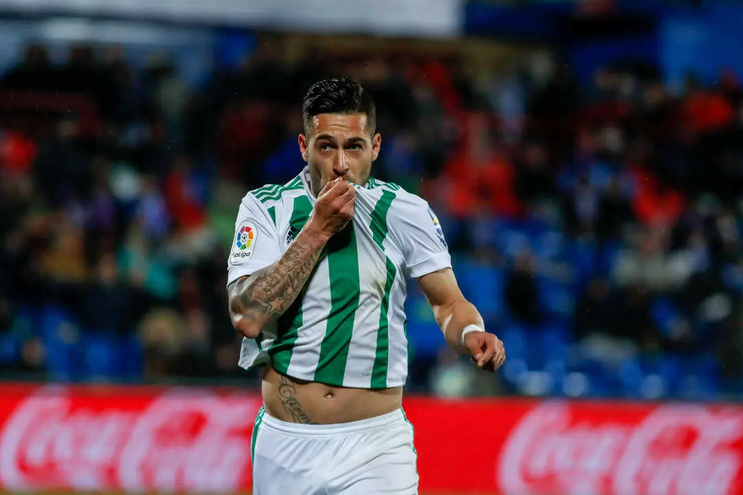 Sergio Le&oacute;n celebrando un gol con el Real Betis Balompi&eacute; en el a&ntilde;o 2018 bes&aacute;ndose el escudo. | EP/Archivo.