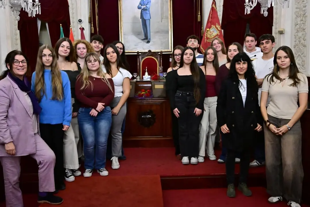 Profesores y alumnos del IES Columela, este mi&eacute;rcoles en el Ayuntamiento. / Eulogio Garc&iacute;a