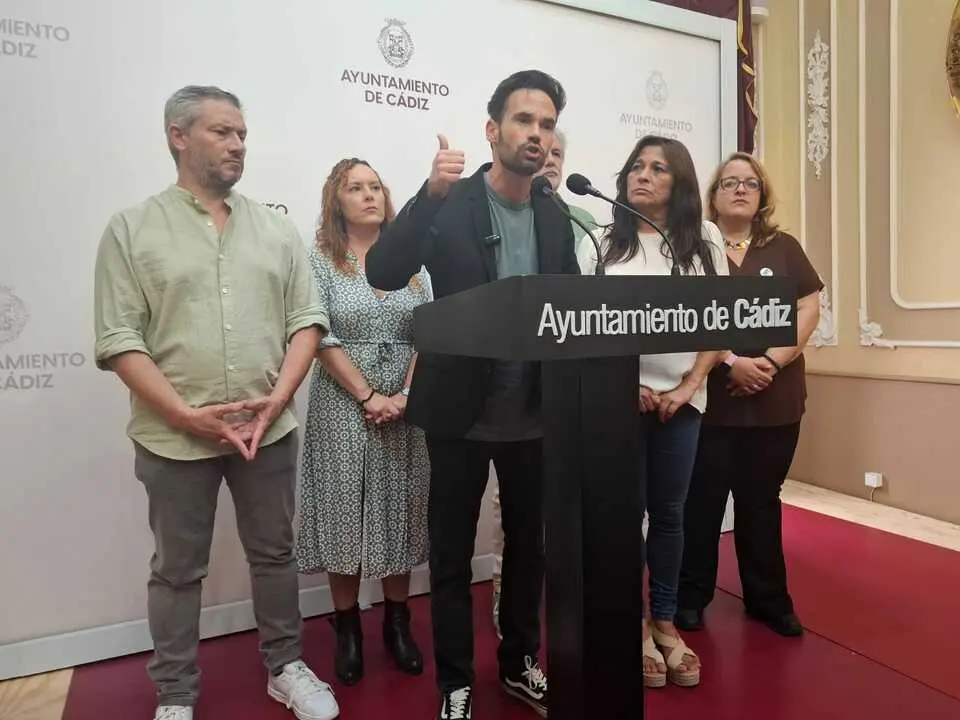 David de la Cruz, durante su comparecencia junto al resto de concejales de AIG tras el Pleno. / VIVA
