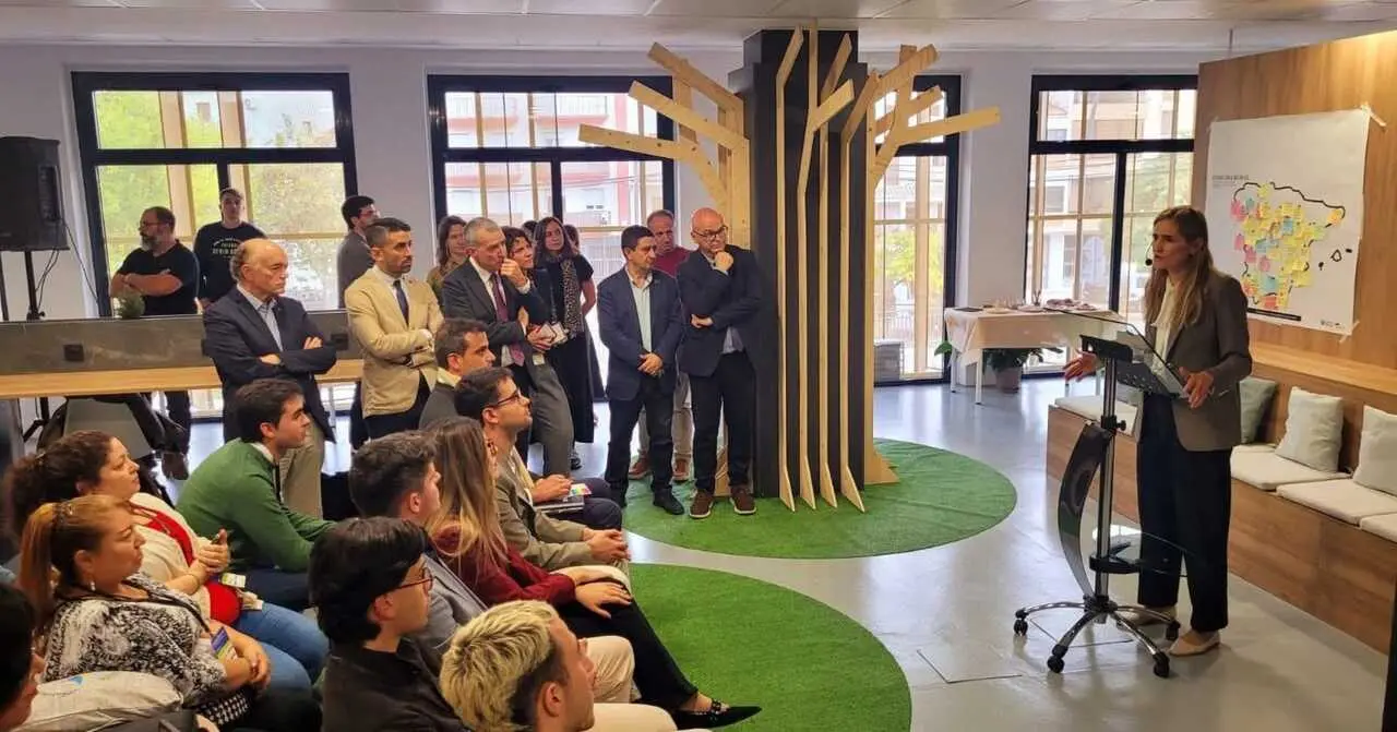 La vicepresidenta del Gobierno y ministra para la Transici&oacute;n Ecol&oacute;gica y el Reto Demogr&aacute;fico, Sara Aagesen, en Beas de Segura. - Foto: Gobierno.
