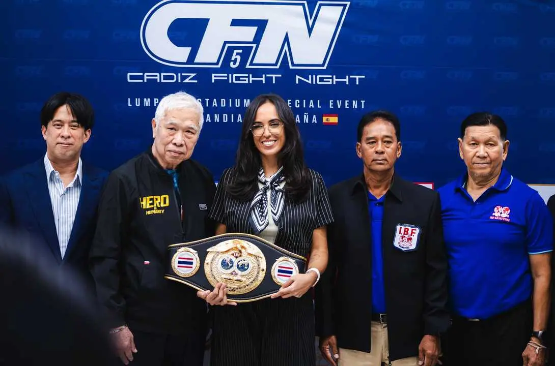 Lola Cazalilla, con el cintur&oacute;n de campe&oacute;n mundial en la presentaci&oacute;n del evento en Bankgok.  / CFN