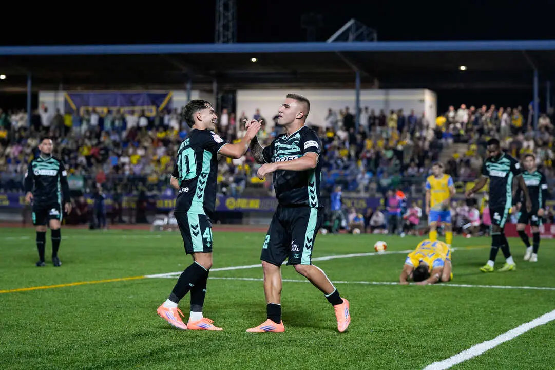 &Aacute;ngel Ortiz y Pablo Garc&iacute;a celebran un gol contra el Atl&eacute;tico Palma del R&iacute;o. | EP.