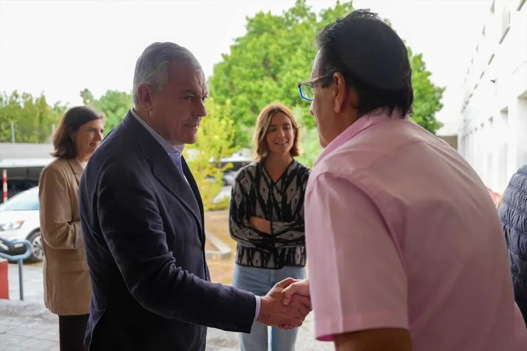 EuropaPress_7069195_alcalde_sevilla_saluda_docentes_ceip_julio_coloma