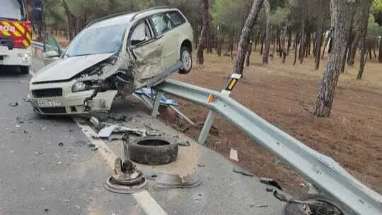 Dos personas evacuadas al hospital en una colisi&oacute;n frontolateral en Aljaraque. | Consorcio Provincial de Bomberos Huelva.