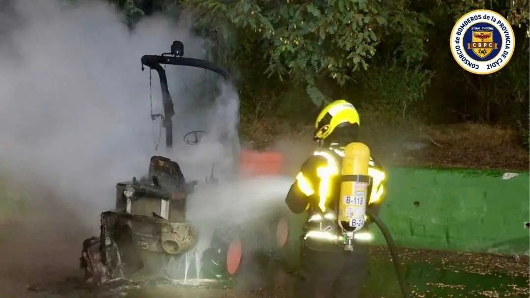 Así quedó la maquinaria calcinada en Jimena 