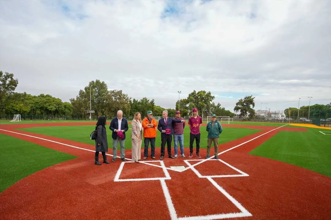 El alcalde de Sevilla, Jos&eacute; Luis Sanz, supervisa los trabajos de renovaci&oacute;n del c&eacute;sped del campo del Centro Deportivo Amate | AYTO DE SEVILLA