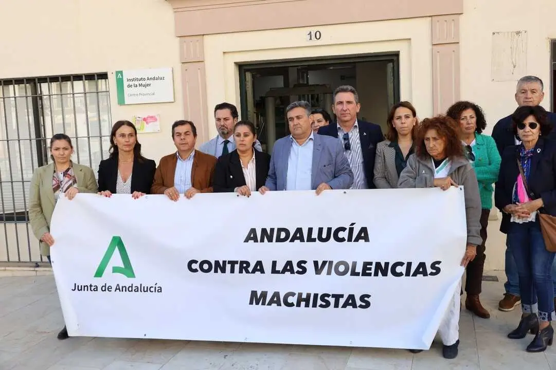 Acto de repulsa por el crimen machista de Moguer a las puertas del IAM en Huelva.
| J.A.