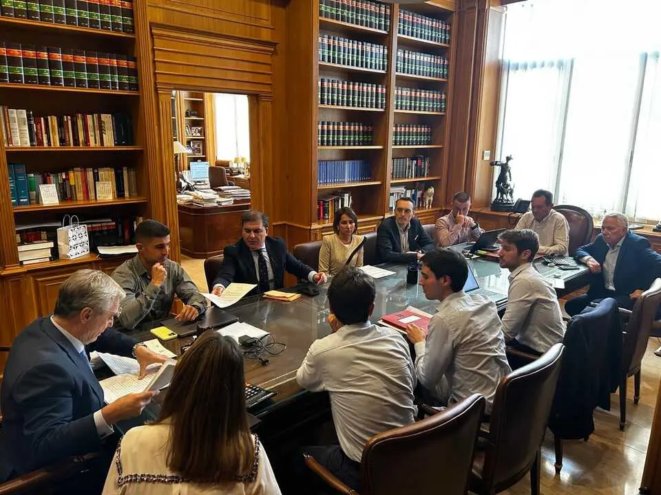 Firma de las escrituras de la venta de los terrenos del antiguo dep&oacute;sito de Punta Umbr&iacute;a. | Ayto. Punta Umbr&iacute;a.