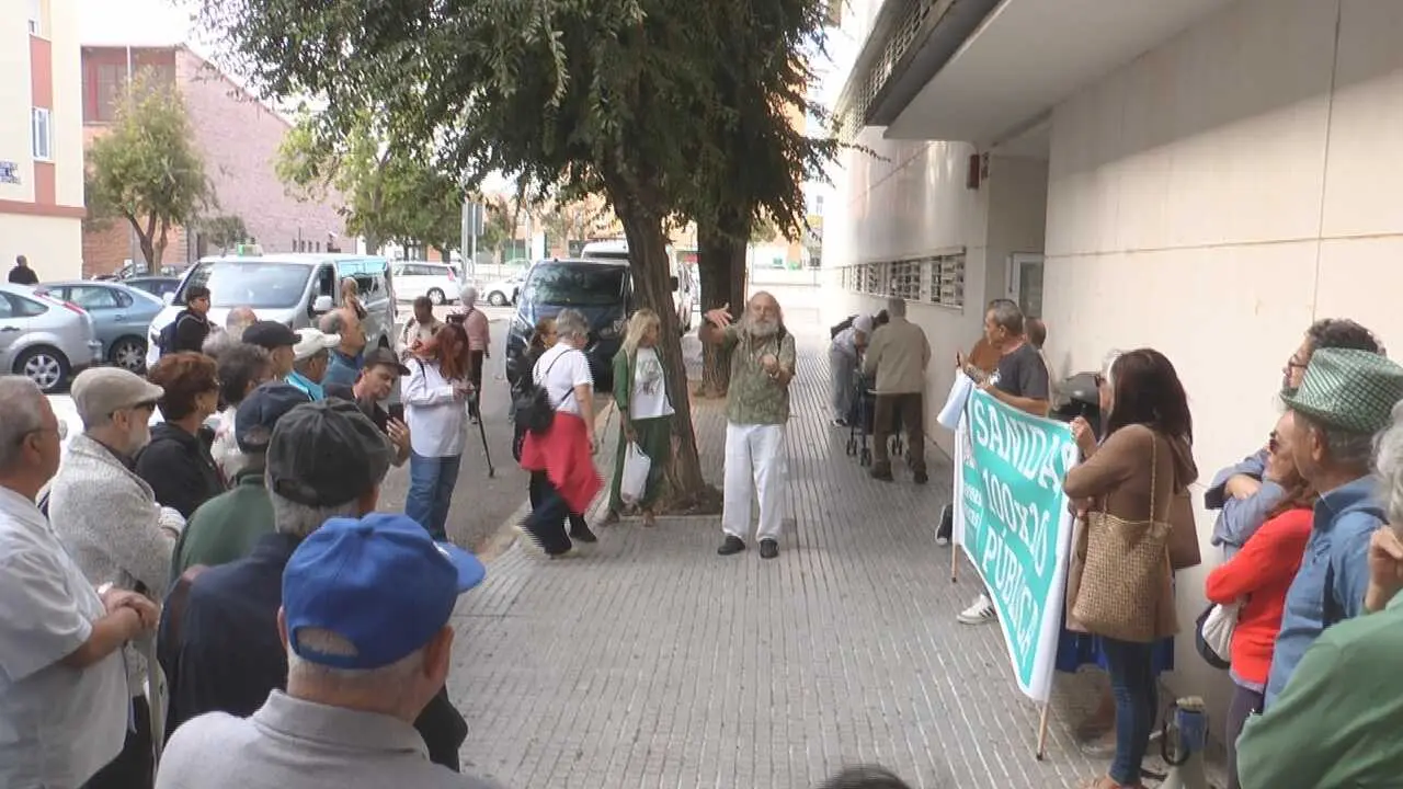 Concentraci&oacute;n de Marea Blanca en defensa de la Atenci&oacute;n Primaria en C&aacute;diz. VIVA