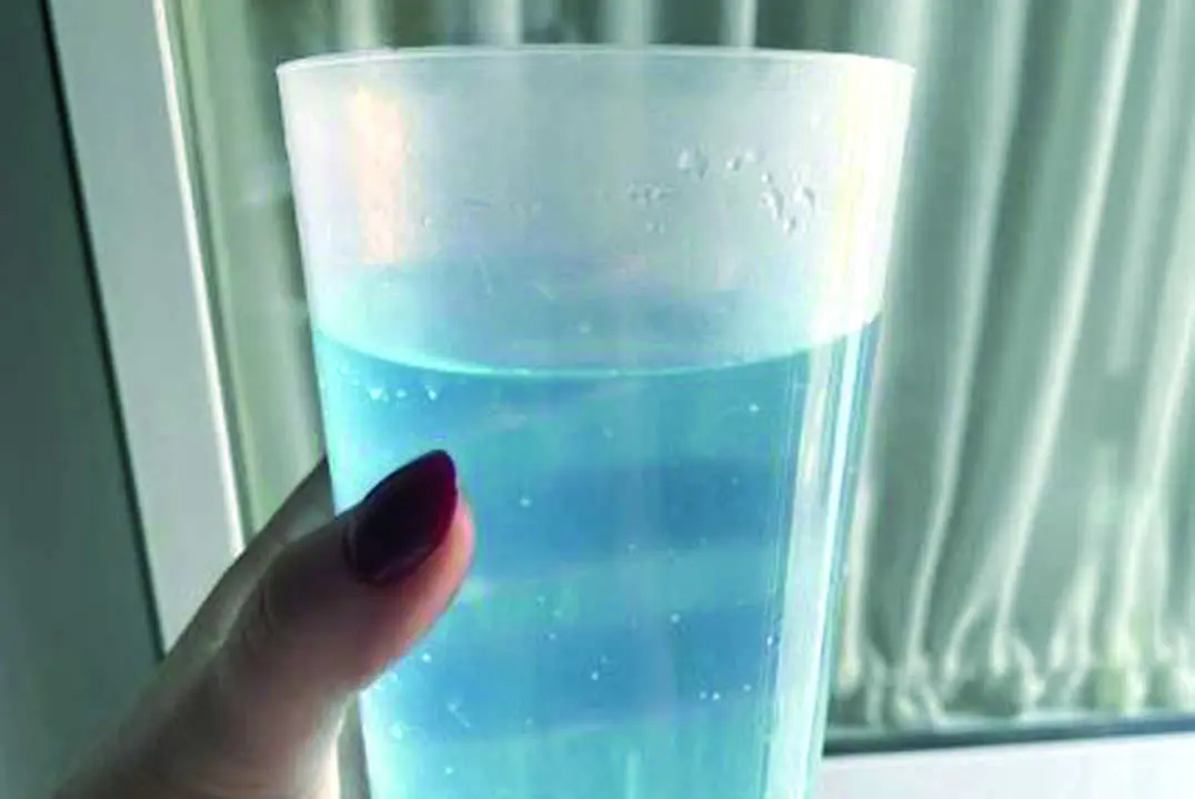 El color azulado del agua ha encendido las alarmas.