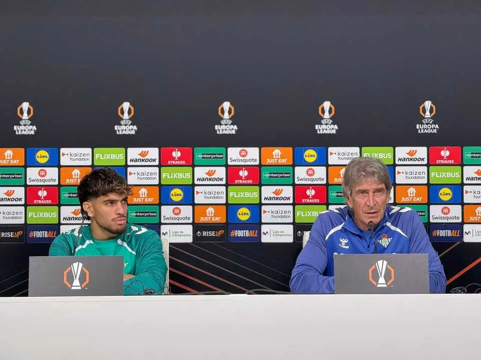 Abde y Manuel Pellegrini compareciendo en rueda de prensa. | PGC.