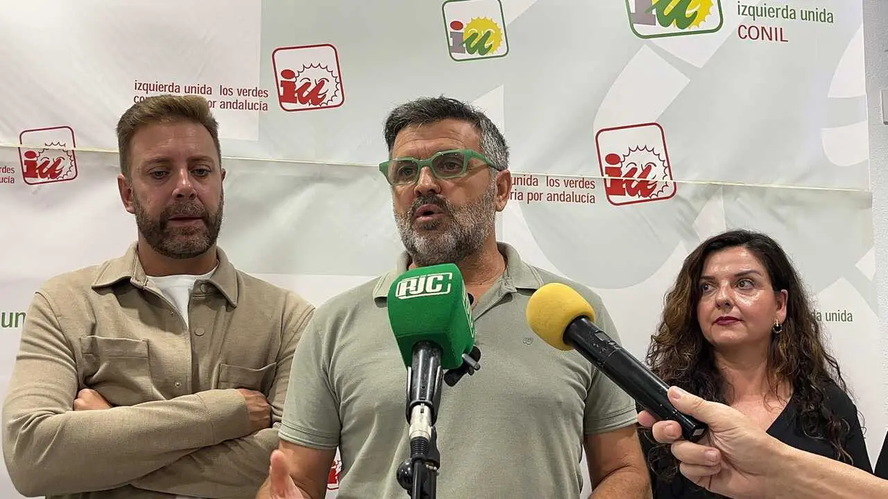 Imagen del acto en la sede de IU Conil.