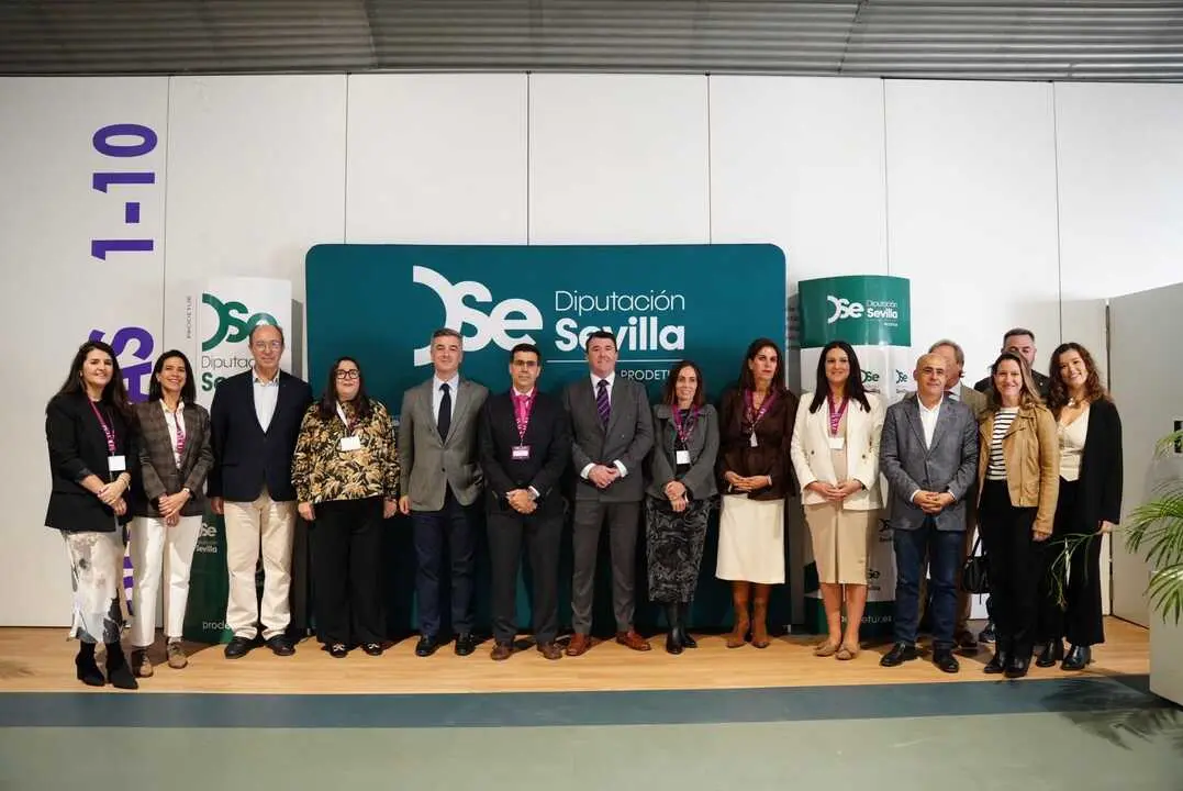 Foto de familia, encabezada por el vicepresidente de Prodetur, tras la inauguraci&oacute;n de Fictum 2025 en Umbrete.| DIPUTACION