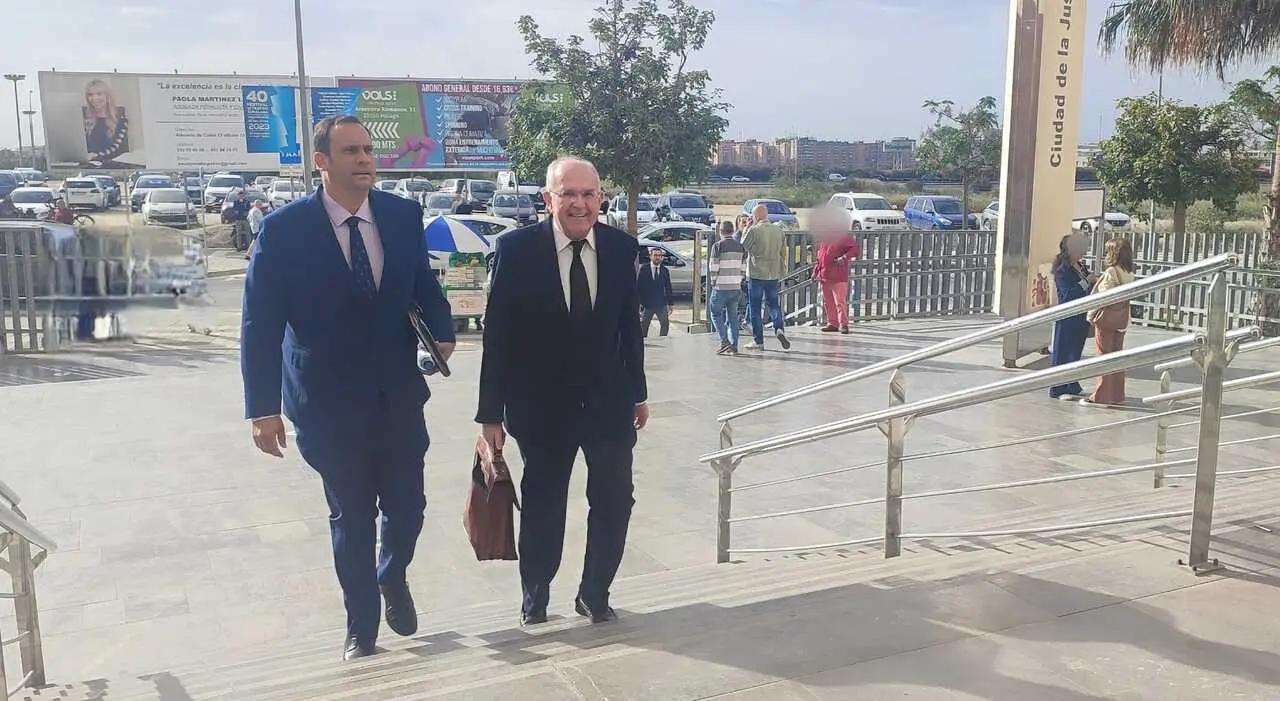 El exgerente (i) a su llegada a sede judicial./Europa press.