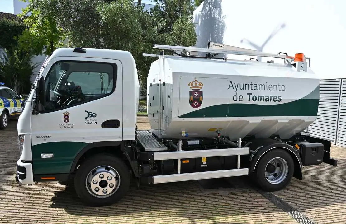 Nuevo cami&oacute;n cisterna de Tomares.| AYTO TOMARES