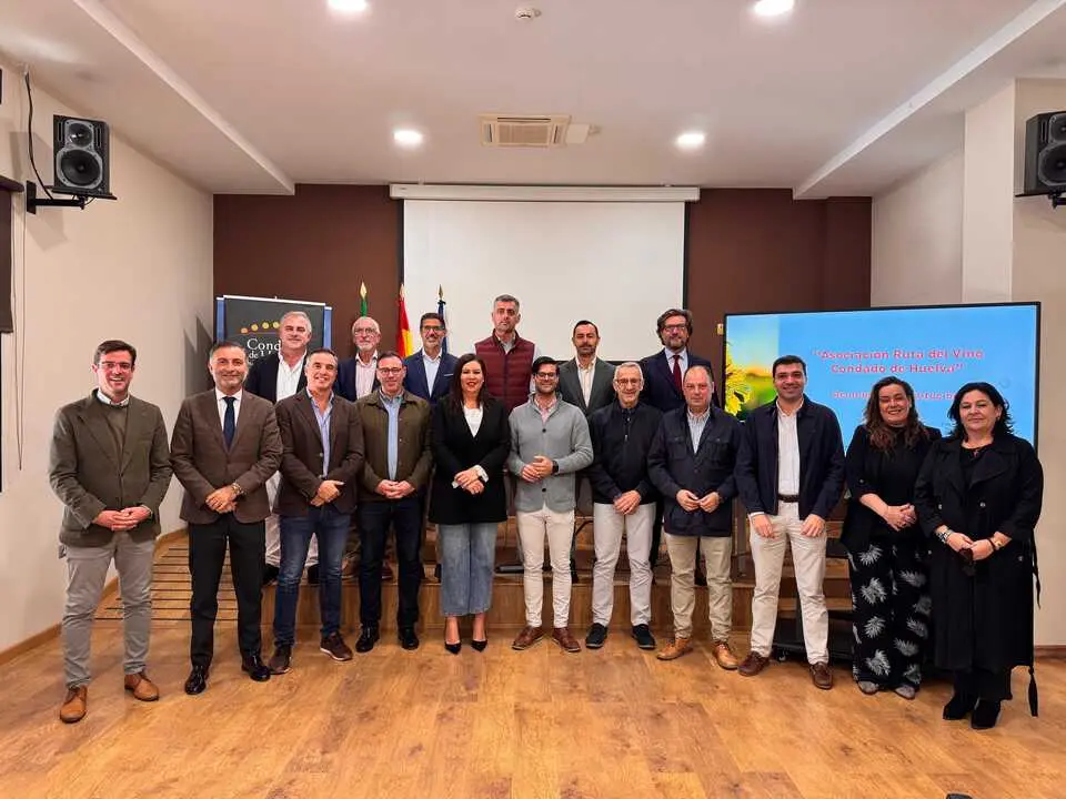 Representantes pol&iacute;ticos de las entidades p&uacute;blicas que forman la asociaci&oacute;n Ruta del Vino Condado de Huelva. | Mancomunidad del Condado.