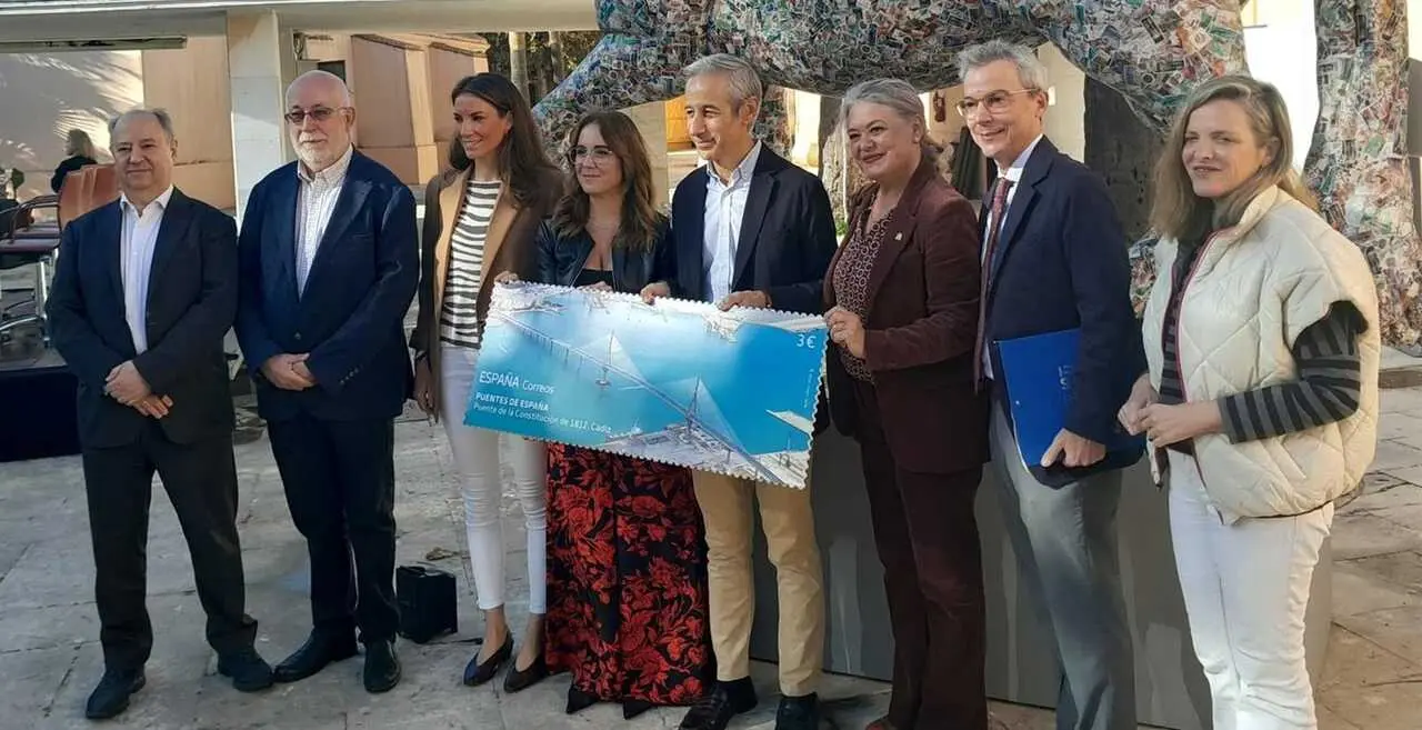 Presentaci&oacute;n de un sello de Correos dedicado al Puente de la Constituci&oacute;n de 1812 y un Tusello para La T&iacute;a Norica. / VIVA