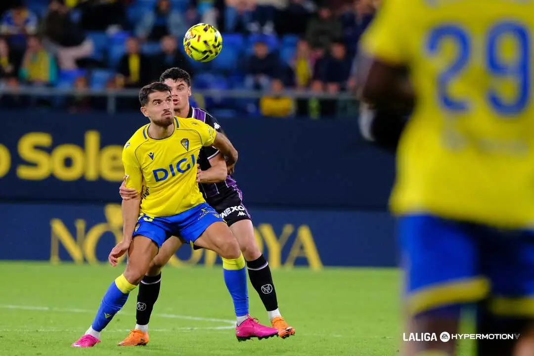 Garc&iacute;a Pascual pugna por un bal&oacute;n en el C&aacute;diz - Valladolid. | LALIGA.