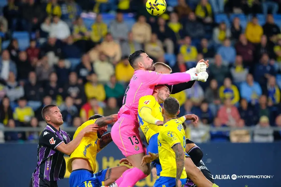 Guilherme trata de despejar un centro en el C&aacute;diz - Valladolid. | LALIGA.