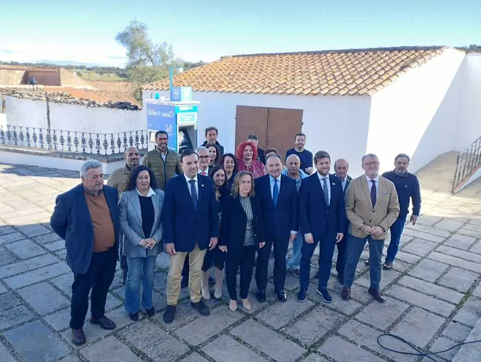 Diputaci&oacute;n pone en marcha en Cumbres de Enmedio el primero de los 38 cajeros que instalar&aacute; en la provincia. | Diputaci&oacute;n Huelva.
