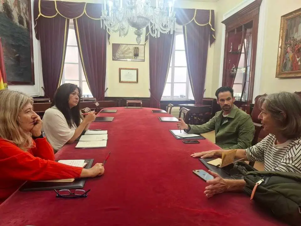 Helena Fern&aacute;ndez y David de la Cruz, portavoces de AIG, en su reuni&oacute;n con los colectivos ecologistas. / VIVA