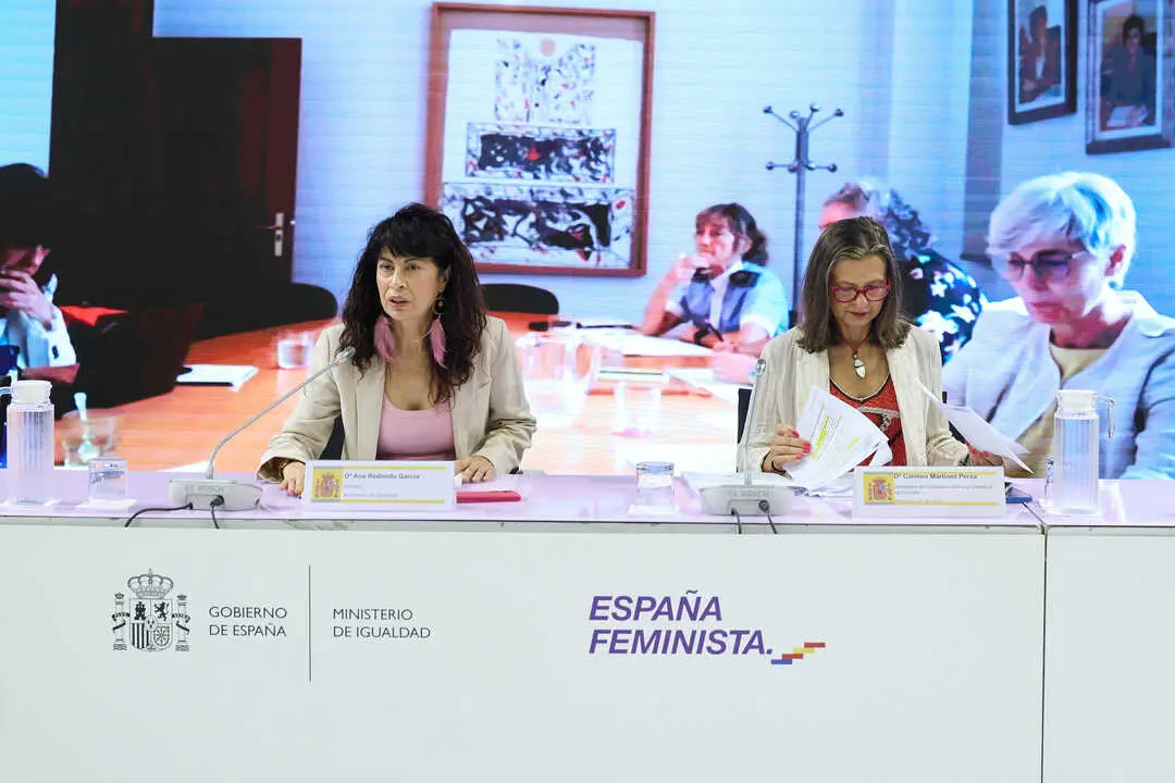 La ministra de Igualdad, Ana Redondo (i), preside el Comit&eacute; de Crisis del Ministerio de Igualdad. | EP
