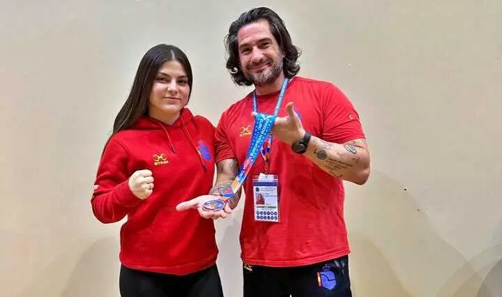 La p&uacute;gil jienense Cristina Peinado posa con la medalla de bronce junto con Marco P&eacute;rez, entrenador de Espa&ntilde;a.