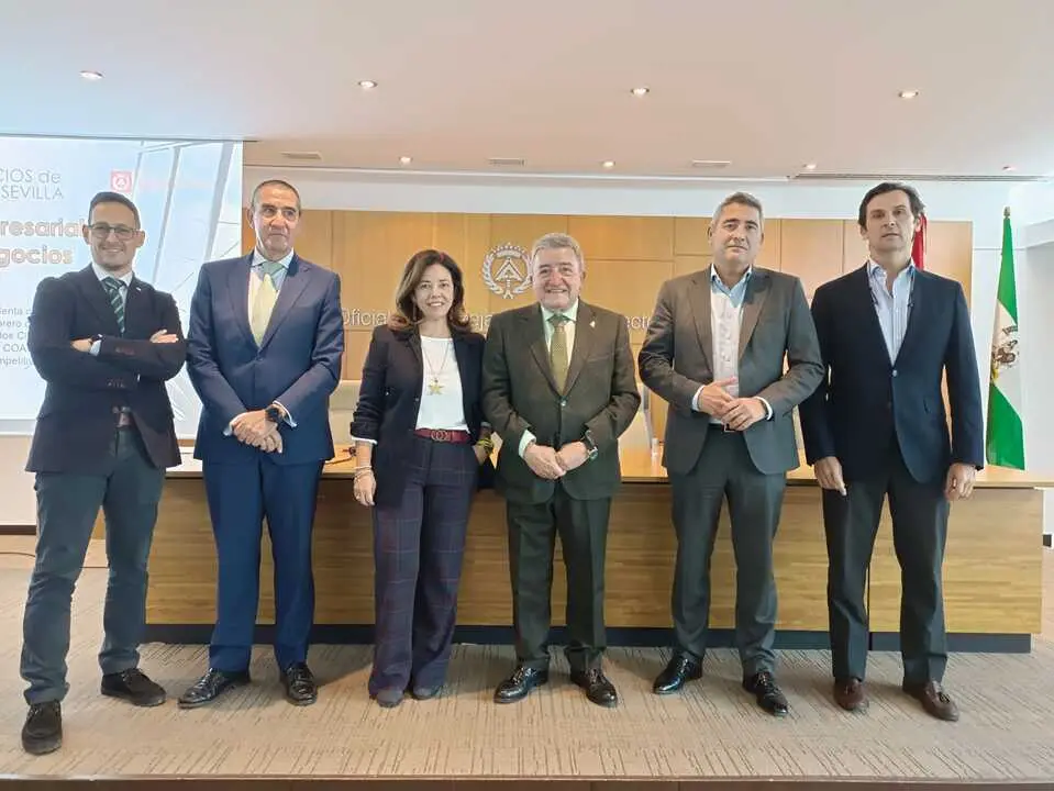 Los participantes en la mesa redonda del Colegio de Arquitectos T&eacute;cnicos de Sevilla. | colegio