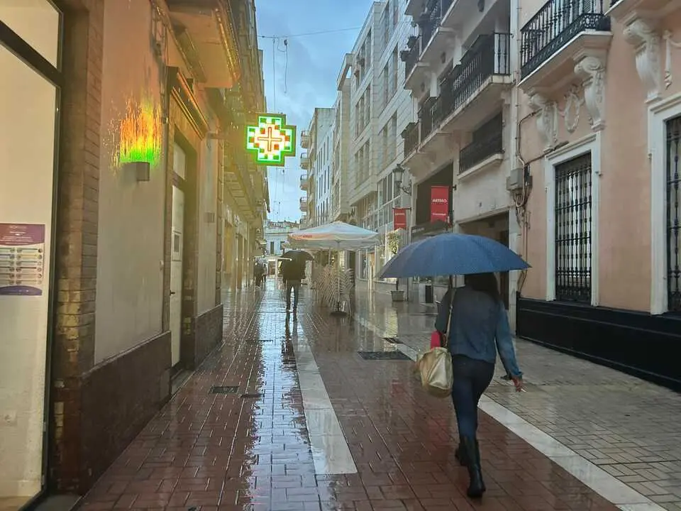 Gente con paraguas por el centro de la ciudad. | Vgpalacios.