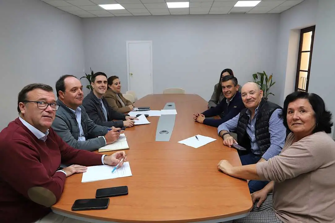 Jaime Espinar, con los representantes vecinales de P&iacute;o XII. | Viva Jerez.